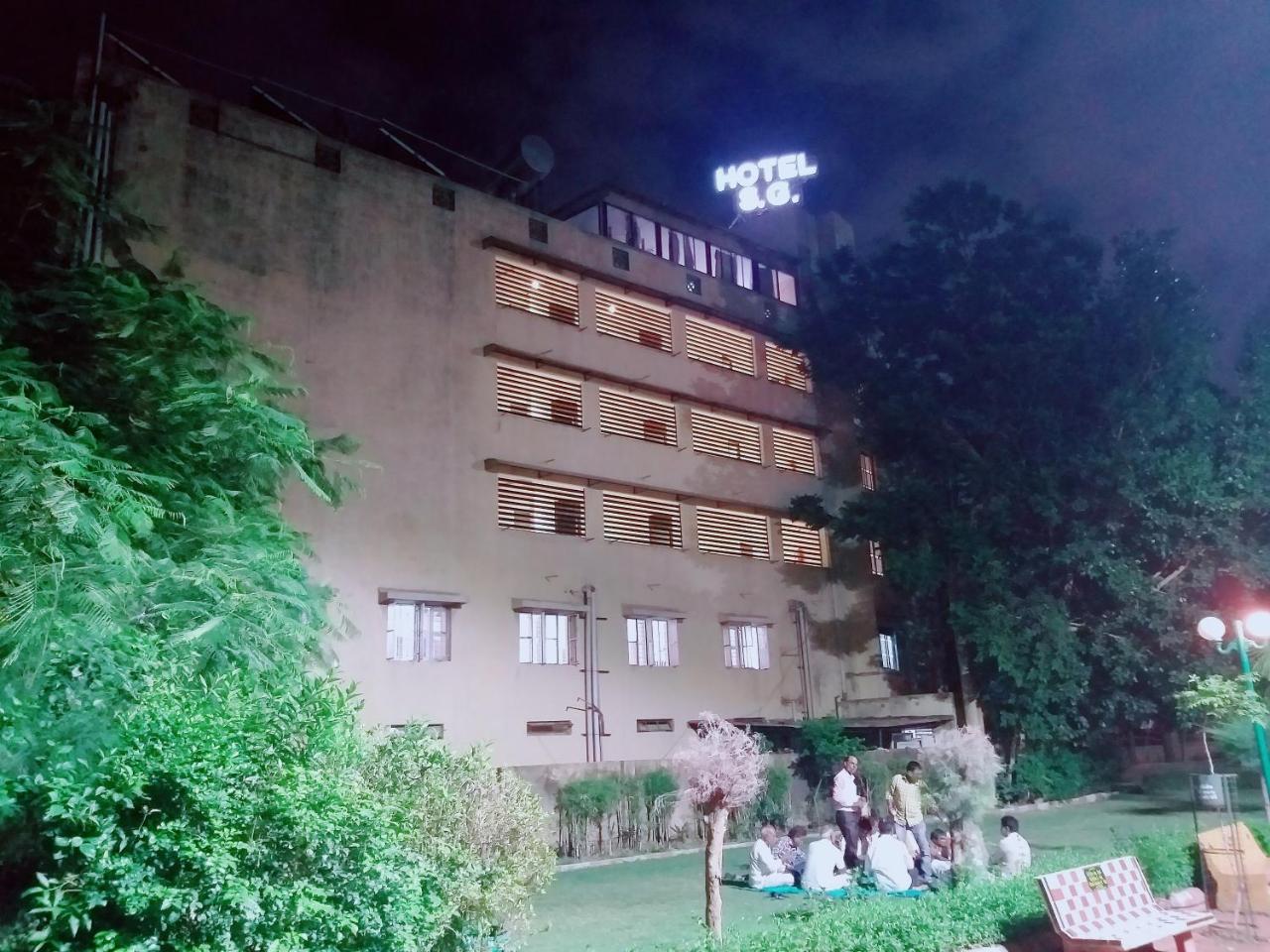 Oyo 26999 Hotel Sg Ahmadabad Zewnętrze zdjęcie