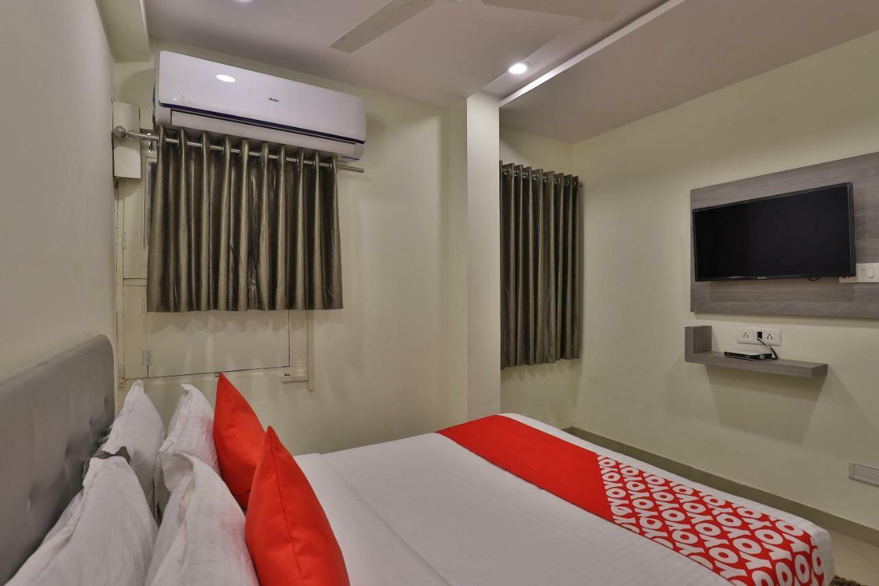 Oyo 26999 Hotel Sg Ahmadabad Zewnętrze zdjęcie